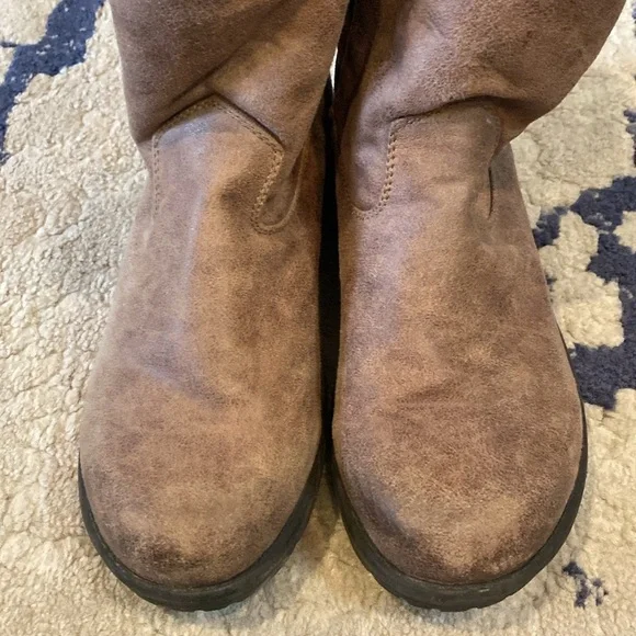 Candies cahoot Brown boots with Faux Fur Foldable Sides. Size 9.5. Rubber soles. - Picture 6 of 11